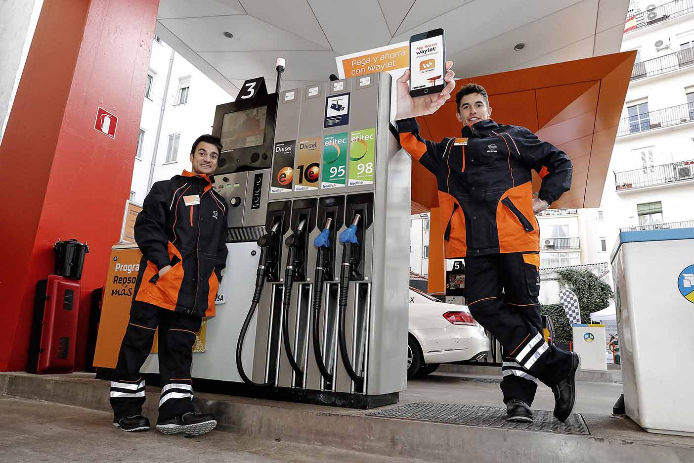¿Puedo mezclar carburante de una gasolinera ‘low cost’ con el de Repsol, BP o Cepsa? 4 Motor16 Marc Marquez y Dani Pedrosa Repsol gasolina camara ocula 1 Motor16