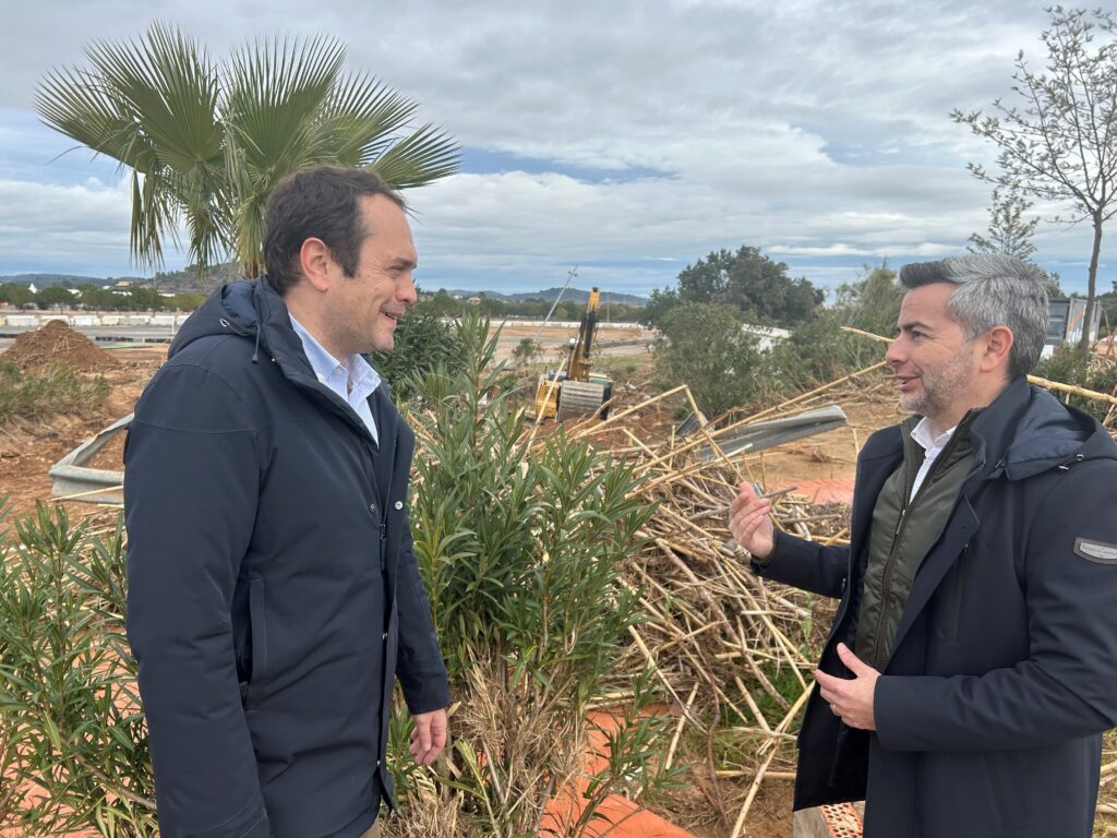 El alcalde de Cheste visita las obras de los accesos del Circuit ...